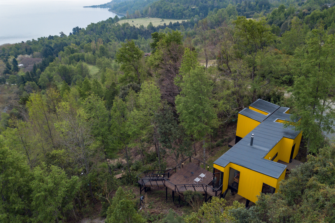 Yellow House — detalle de fachada con chapa metálica amarilla, arquitecto Alejandro Soffia